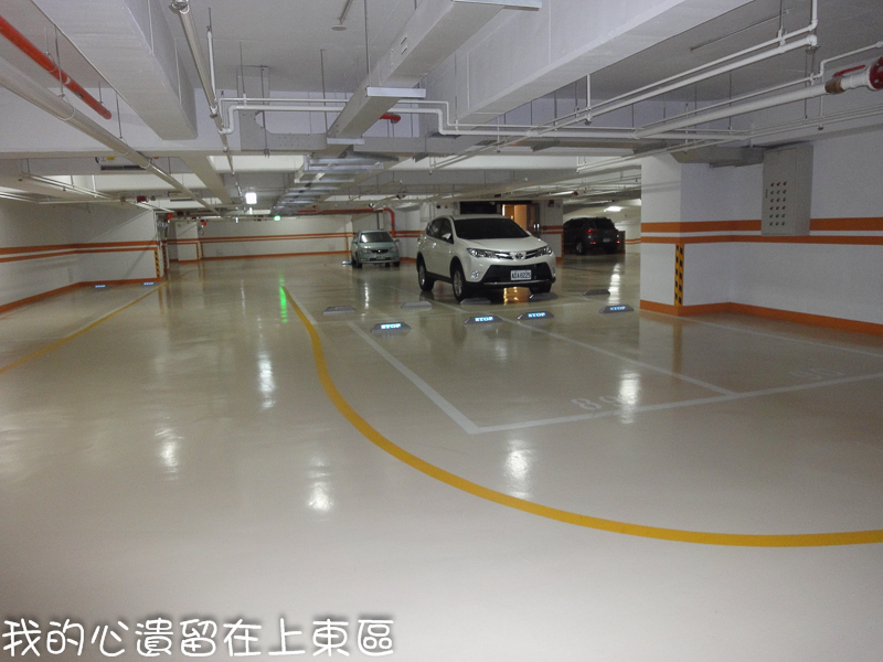 18-寬敞明亮的停車場